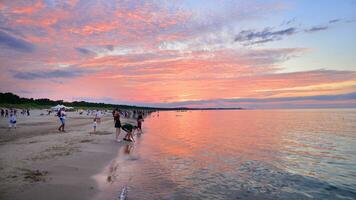 swinoujscie, Polonia. 15 agosto 2023. personas en el noche en el playa de el báltico mar en el isla de usado. foto