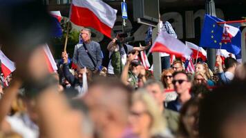 varsovia, Polonia. 1 octubre 2023. marzo de un millón corazones. cientos de miles marzo en antigubernamental protesta a espectáculo apoyo para democracia. el espontáneo reacción de gente. foto