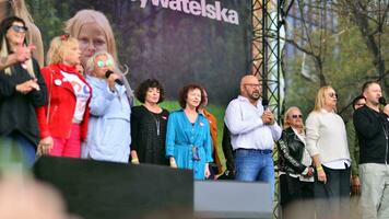 Varsovia Polonia. octubre 1, 2023. millón corazones marzo. artistas apareció en el etapa a el final de el marzo ruta y cantó el canción foto