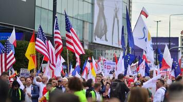 varsovia, Polonia. 1 octubre 2023. marzo de un millón corazones. cientos de miles marzo en antigubernamental protesta a espectáculo apoyo para democracia. el espontáneo reacción de gente. foto