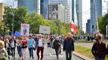 varsovia, Polonia. 1 octubre 2023. marzo de un millón corazones. cientos de miles marzo en antigubernamental protesta a espectáculo apoyo para democracia. el espontáneo reacción de gente. foto