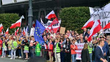 varsovia, Polonia. 1 octubre 2023. marzo de un millón corazones. cientos de miles marzo en antigubernamental protesta a espectáculo apoyo para democracia. el espontáneo reacción de gente. foto