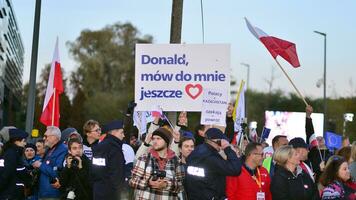 varsovia, Polonia. 9 9 octubre 2023. partidarios de Donald colmillo son esperando para el llegada de su favorito en frente de el televisión estudio foto