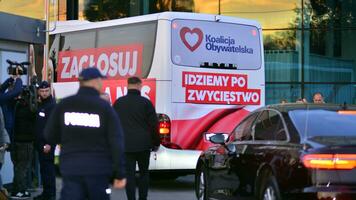 varsovia, Polonia. 9 9 octubre 2023.. elección autobús de el cívico coalición. tuskobus. Donald colmillo llega a el televisión estudio para un elección debate.. foto