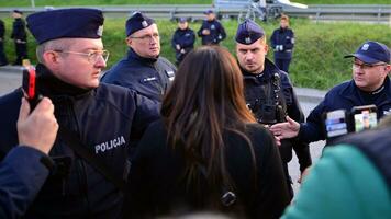 varsovia, Polonia. 9 9 octubre 2023. policía asegurando el Pre elección reunión. foto