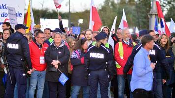 varsovia, Polonia. 9 9 octubre 2023. partidarios de Donald colmillo son esperando para el llegada de su favorito en frente de el televisión estudio foto