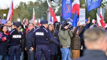 varsovia, Polonia. 9 9 octubre 2023. partidarios de Donald colmillo son esperando para el llegada de su favorito en frente de el televisión estudio foto