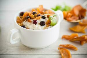 harina de avena con azucarado frutas, Pasas en un plato foto