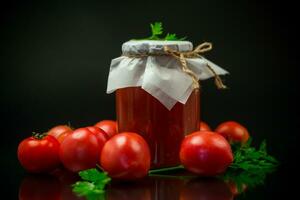 cocido hecho en casa tomate jugo Enlatado en un tarro de natural Tomates. foto