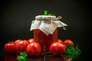 cocido hecho en casa tomate jugo Enlatado en un tarro de natural Tomates. foto