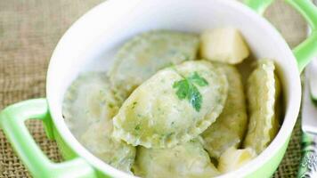 gekocht Knödel mit Füllung innen, von Teig mit Kräuter im ein Keramik Platte. video