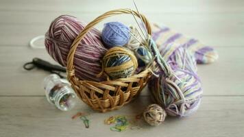 colori tópicos, tricô agulhas e de outros Itens para mão tricô, em uma luz de madeira mesa . video