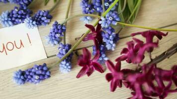 mooi boeket van voorjaar bloemen Aan een houten tafel, rustiek stijl. video