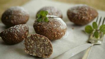 chocolate doce bolos fez a partir de puré biscoitos com aditivos, em cozimento papel. video