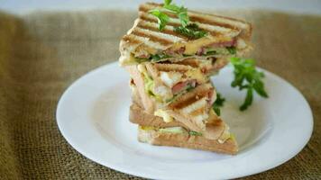 frit toasts farci avec saucisse, fromage et légumes verts à l'intérieur, dans une bol sur le tableau.. video