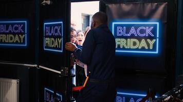 multitud de diverso clientela a Entrada emprendedor a abierto frente puerta, yendo loco en negro viernes. personas clientes discutiendo con africano americano seguridad agente esperando en línea. negociar caza. foto