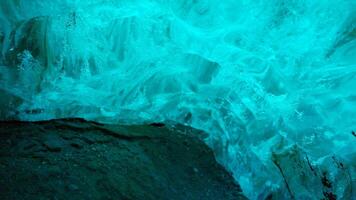 hermosa hielo en vatnajokull grieta, masivo azul bloques de hielo estructura derritiendo porque de clima cambio en Islandia. global calentamiento conmovedor islandés glaciar y ártico escenario. Mano disparo. foto