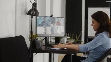 negocio mujer utilizando en línea videollamada a hablar a gente, asistiendo teletrabajo instrucciones reunión en video conferencia. profesional gerente hablando a colegas en remoto Internet video conferencia. foto