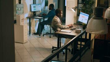 trabajo en equipo meticuloso contadores comprobación empresa documento cifras y estadísticas para exactitud durante turno de noche. compañeros de trabajo haciendo durante la noche negocio tareas, comprobación cruzada financiero información foto