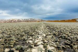 espectacular borde del camino en nórdico campo con campos y sierras, escandinavo panorámico vista. hermosa autopista solitario la carretera concepto en ártico paisajes, islandés escénico ruta. foto