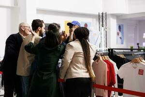 loco compradores discutiendo y interino groseramente hacia policía o seguridad oficial mientras esperando negro viernes ventas a Moda salida. personas puesto en cola a ropa Tienda Entrada ansioso a chasquido arriba gangas foto