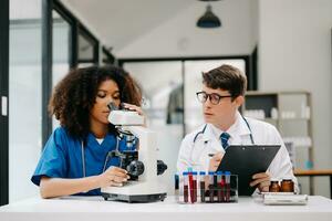 científico dos mujer con tableta y computadora portátil, laboratorio y Respetuoso del medio ambiente ciencia. agricultura, investigación y científicos con en línea lectura, prueba muestras para global calentamiento, analítica y tecnología foto