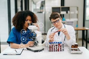 médico negociaciones con profesional cabeza enfermero o cirujano, ellos utilizar digital tableta computadora. diverso equipo de salud cuidado especialistas que se discute prueba resultado en escritorio foto