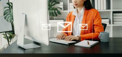 mujer manos utilizando computadora portátil, tableta mecanografía en teclado y surf el Internet con correo electrónico icono, correo electrónico márketing concepto, enviar correo electrónico o Boletin informativo, en línea trabajando Internet red tecnología. foto