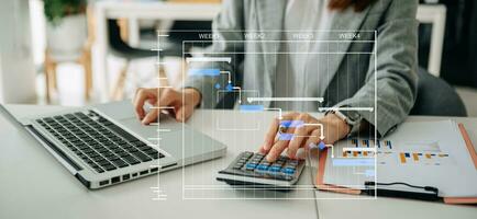 gerente de proyecto trabajando y actualizando tareas con hitos de planificación de progreso y diagrama de programación de diagramas de gantt. negocios que trabajan con teléfonos inteligentes, tabletas y computadoras portátiles en la oficina. foto