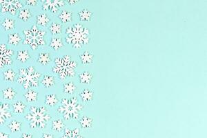 vista superior de copos de nieve blancos sobre fondo colorido. concepto de clima invernal con espacio de copia. concepto de feliz navidad foto