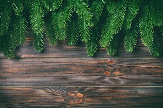 vista superior del marco hecho de ramas de abeto sobre fondo de madera. concepto de navidad con espacio vacío para tu diseño foto