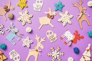 decoraciones festivas y juguetes sobre fondo morado. concepto de feliz navidad foto