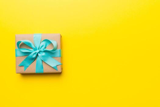 fiesta presente caja terminado de colores fondo, parte superior vista. Copiar espacio para diseño foto