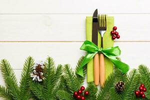 vista superior de cubiertos festivos sobre fondo de madera de año nuevo. decoraciones navideñas con espacio vacío para tu diseño. concepto de cena navideña foto