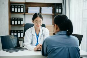 el médico sostiene el paciente s. mano cuidado de la salud y médico concepto. foto