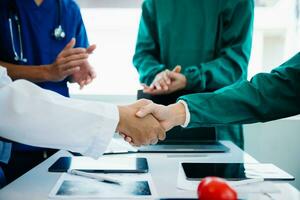 equipo doctores enfermeras Unión coordinar manos trabajo en equipo concepto en hospital para éxito y confiar en el equipo. foto