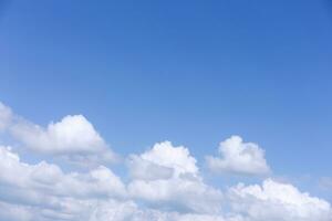 nubes blancas sobre fondo de cielo azul. foto