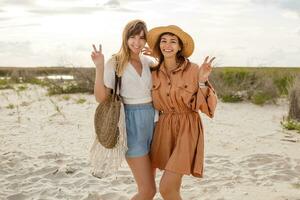 un mujer en un naranja vestir y sombrero en el playa foto