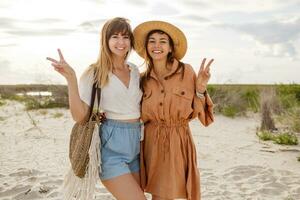 un mujer en un naranja vestir y sombrero en el playa foto