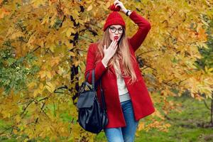 sorprendido rostro. otoño parque. bonito joven dama caminando y disfrutando naturaleza. foto