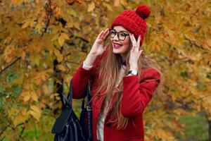 sorprendido rostro. otoño parque. bonito joven dama caminando y disfrutando naturaleza. foto