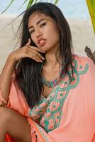 al aire libre Moda retrato de asiático mujer en tropical playa, ella es relajante, soñando . foto