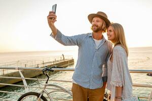 atractivo contento Pareja de viaje en verano en bicicletas foto