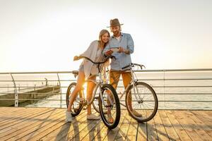 atractivo contento Pareja de viaje en verano en bicicletas foto