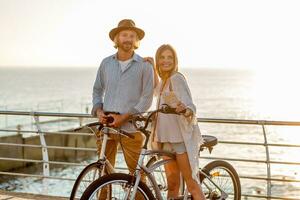 atractivo contento Pareja de viaje en verano en bicicletas foto