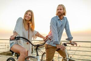 atractivo contento Pareja de viaje en verano en bicicletas foto