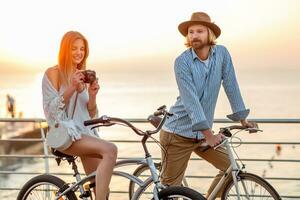 atractivo contento Pareja de viaje en verano en bicicletas foto