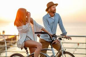 atractivo contento Pareja de viaje en verano en bicicletas foto