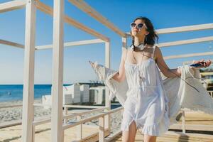 hermosa mujer en blanco verano vestir por el mar foto