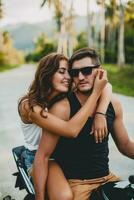 joven Pareja en amar, montando un motocicleta, abrazo, pasión, gratis espíritu foto